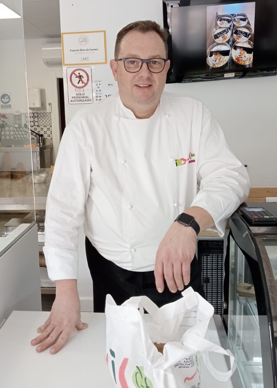 Hombre con gafas con traje de chef