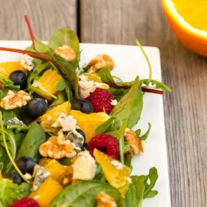 Ensalada de naranja con fresa y frutos secos
