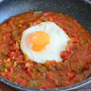 Pisto Manchego con huevos fritos