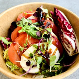 Ensalada de brotes tiernos con Tomatitos, Aguacate y Mago