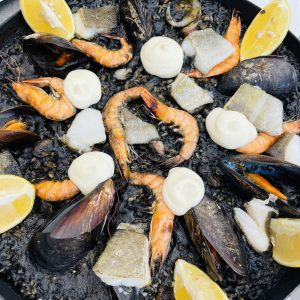 Paella de Arroz negro de Pescado con Ali-Oli