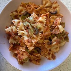 Espirales de pasta con salsa de atún